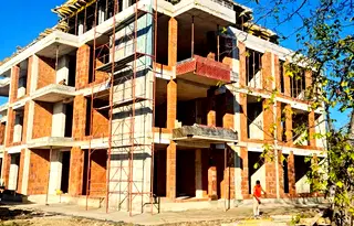 Тристаен апартамент в София, Враждебна