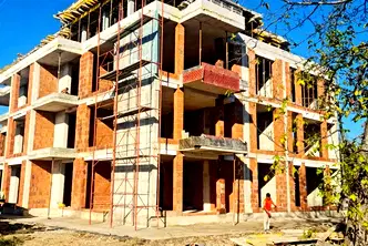 Тристаен апартамент в София, Враждебна