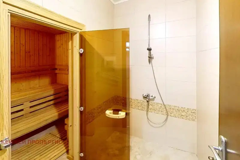 Three-storey house with garage in Etara district, Gabrovo