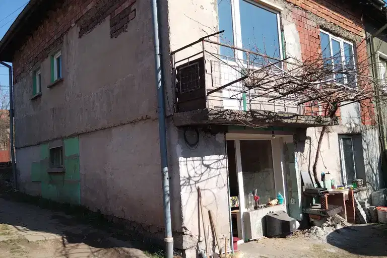 Къща в Перник, Църква