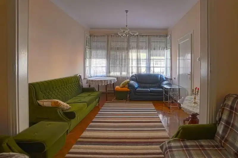 House in Raz, Tsentar