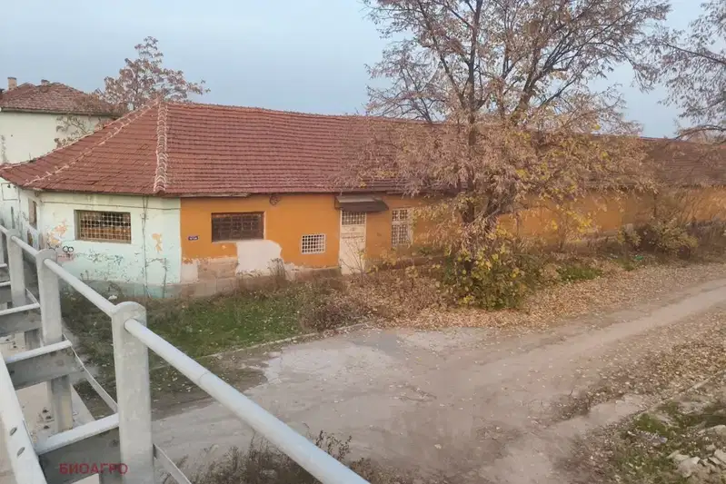 Промишлена сграда в Пазарджик, Септември