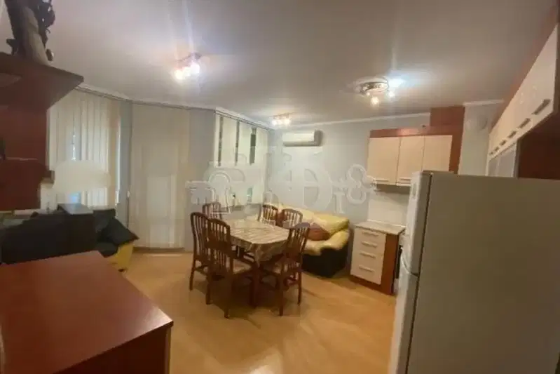 Тристаен апартамент с две тераси в Конфуто, Варна