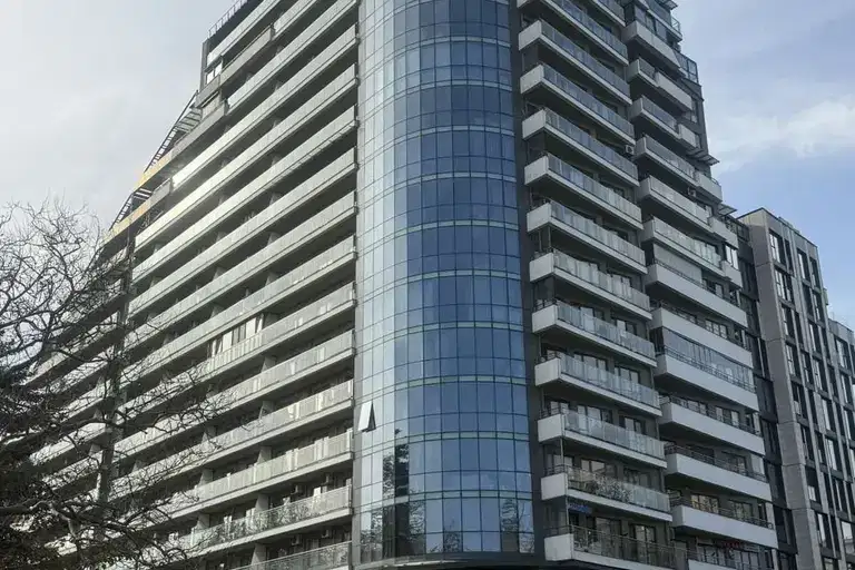 Просторен 4-стаен апартамент с морска панорама в Лазур, Бургас