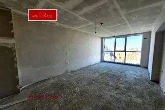 Просторен 2-стаен апартамент с тераса в Лазур, Бургас