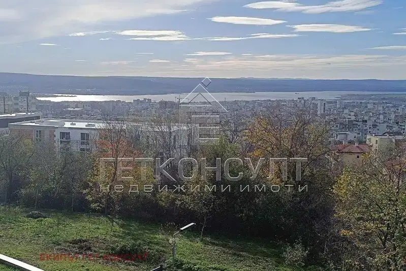 Двустаен апартамент с панорамна гледка в м-т Пчелина, Варна