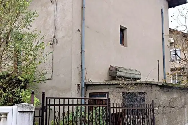Масивна триетажна къща с гараж в Нов Драгановец, Перник