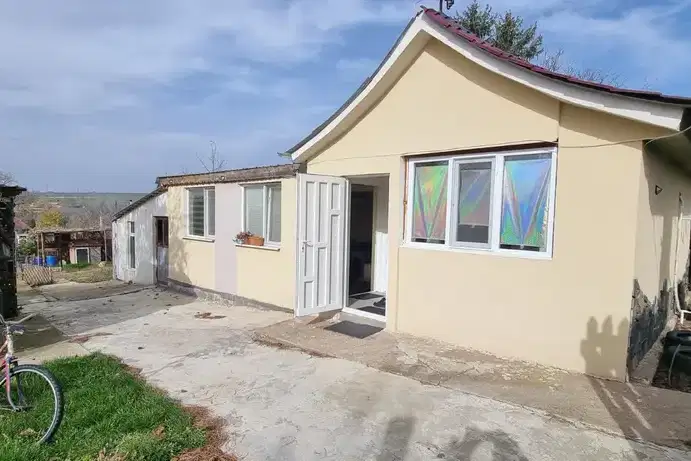 Едноетажна къща с 2 спални в Промишлена зона - Запад, Разград