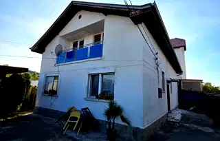 Къща в София, Враждебна
