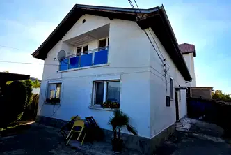 Къща в София, Враждебна