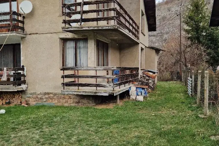 Къща в Перник, с. Боснек