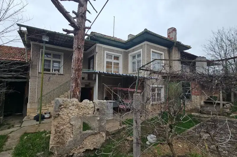 Двуетажна тухлена къща с голям двор в Сеново