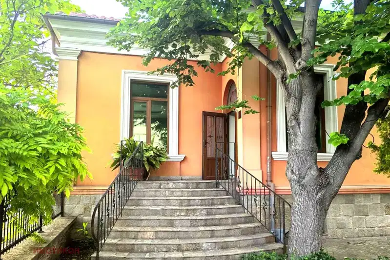 Масивна къща 520 кв.м в центъра на Нова Загора с двор