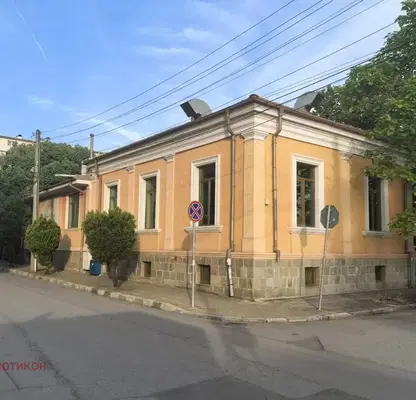 Снимка 2 — Масивна къща 520 кв.м в центъра на Нова Загора с двор