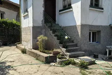 Къща с 2 спални в с. Згориград, област Враца с двор