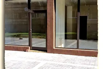 Магазин в Перник, Изток
