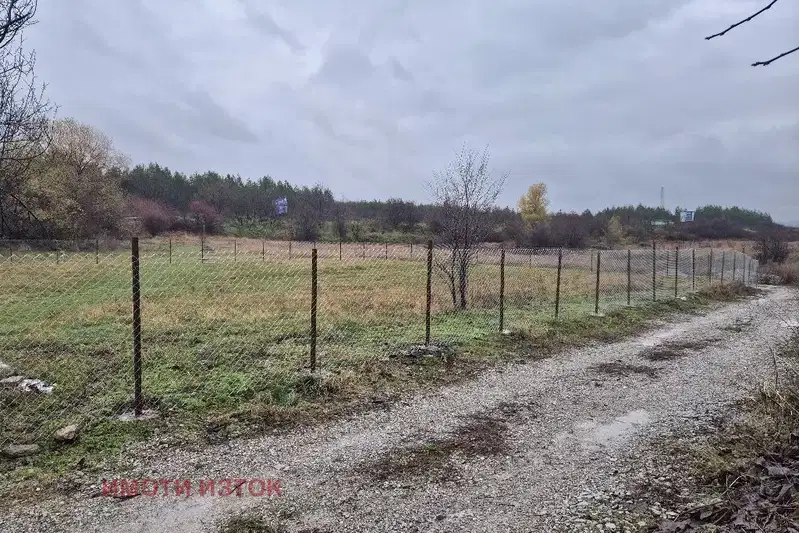 Парцел в Перник, Църква