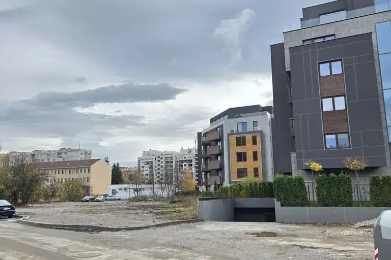 Plot in Pernik, Iztok