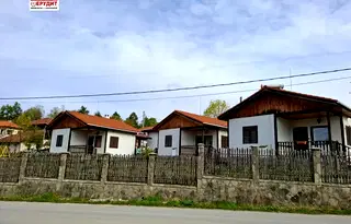 Промишлена сграда в Ловеч, Априлци