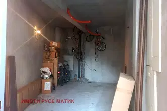 Склад в Русе, Ялта