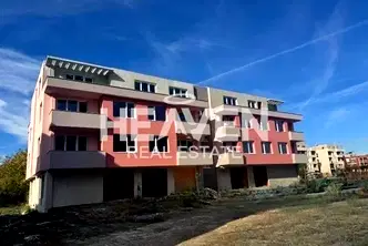 Тристаен апартамент с две тераси в Остромила, Пловдив