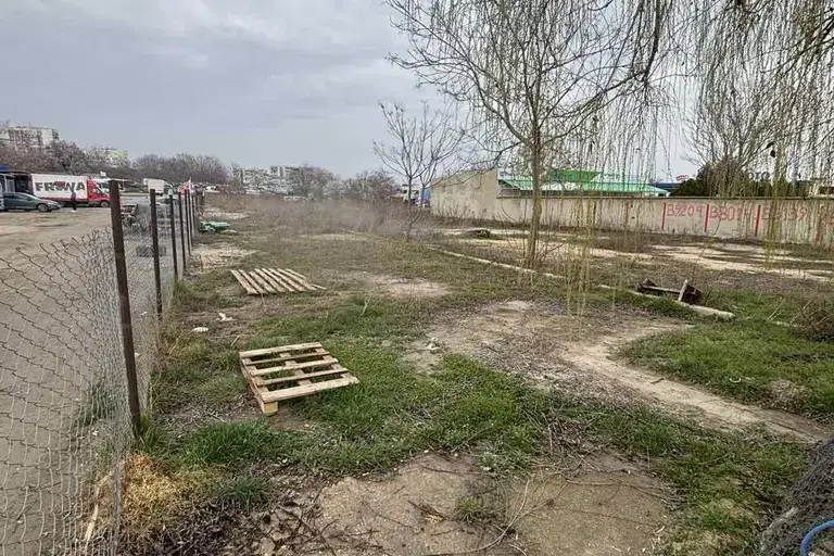 Plot in Varna, Metro