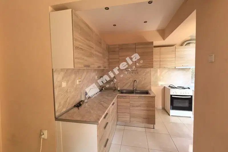 3-bedroom apartment in Yambol, Centyr