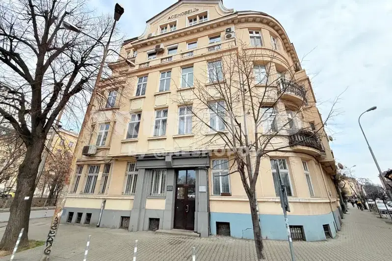 Просторен 4-стаен апартамент в Център, пл. Орлов мост с тераса