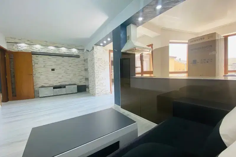 Просторен 4-стаен апартамент с две тераси в Лятно кино Тракия, Варна