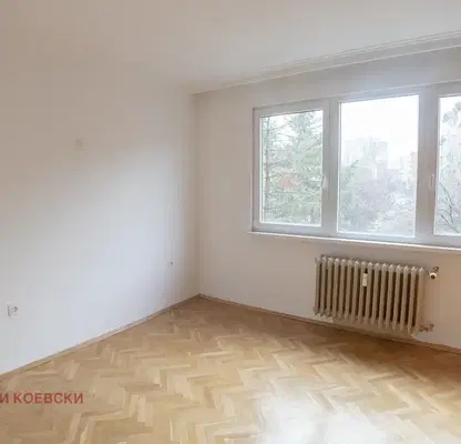 Снимка 3 — Четиристаен апартамент с балкон в Медицинска академия, София