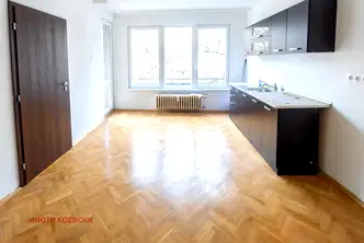 Четиристаен апартамент с балкон в Медицинска академия, София
