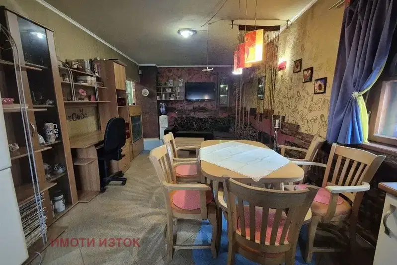 Двустаен апартамент в Перник, Изток