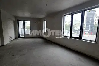 Двустаен апартамент с тераса и гледка към река Марица в Кършияка, Пловдив