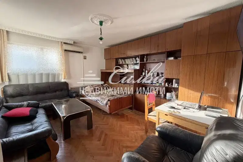 Етаж от къща в Шумен, Добруджански