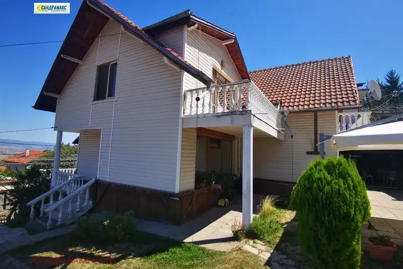 House in Lozen