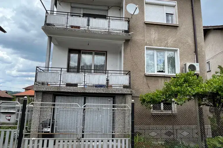Къща в Перник, Център