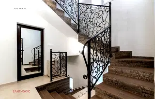 Къща в София, Център