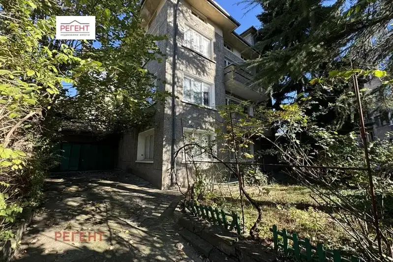 Масивна триетажна къща с два гаража в центъра на Габрово