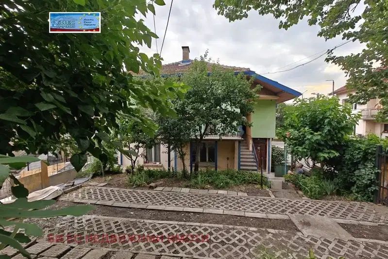Къща в Перник, Църква