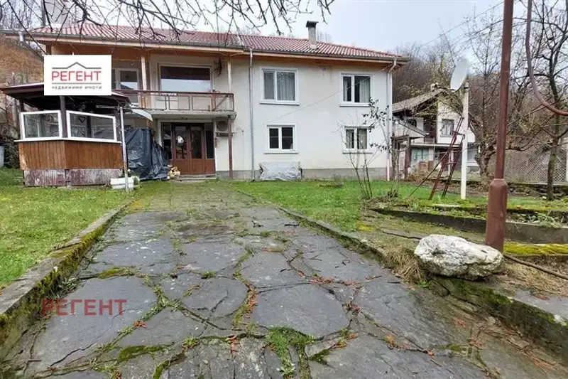 Двуетажна къща с двор в кв. Ябълка, Габрово