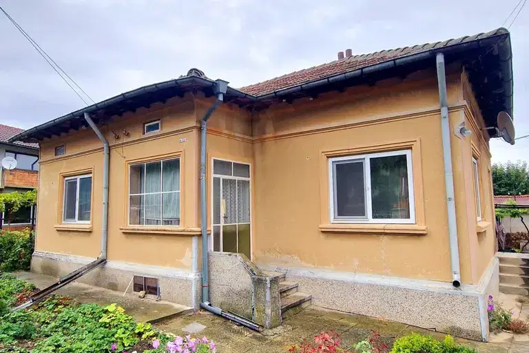 House in Oblast Dobrich, Pobeda