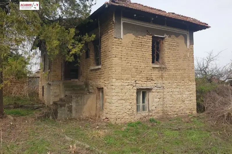 Къща с 6 стаи в с. Чавдарци, област Ловеч, с навес