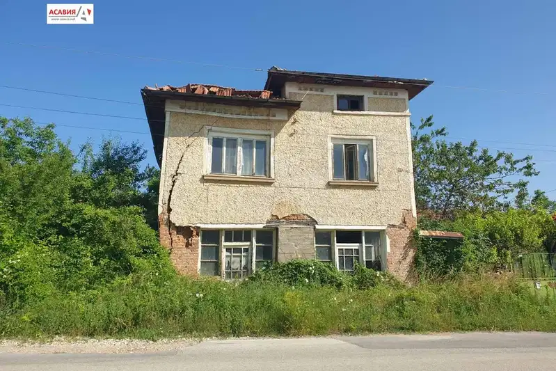Двуетажна къща с двор в с. Соколово, област Ловеч