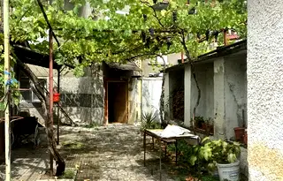 Къща в Пазарджик, Пещера