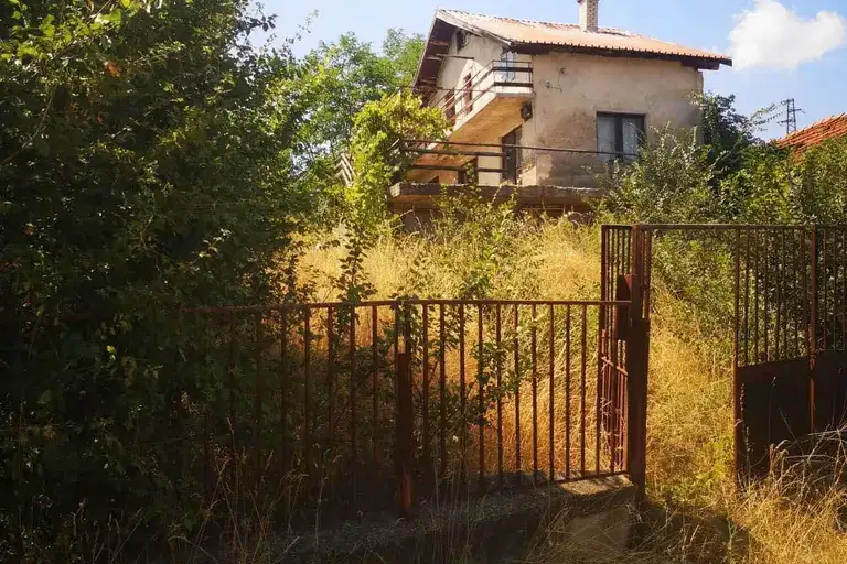 Къща с 2 стаи и гараж в с. Габровдол, област Перник