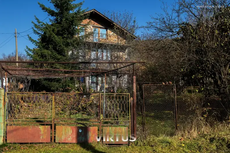 Къща в Перник, с. Гълъбник