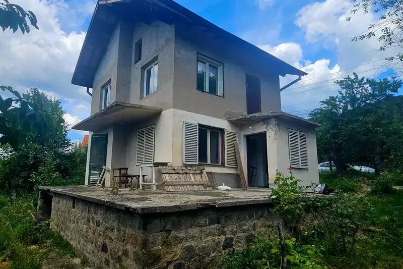 Масивна къща с 5 стаи в с. Рударци, област Перник