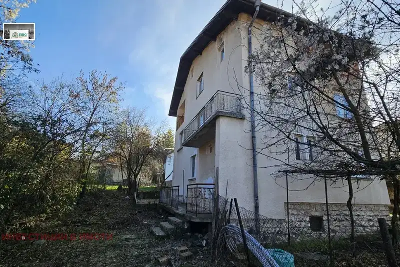 Къща с 3 етажа и голям двор в с. Рударци, обл. Перник