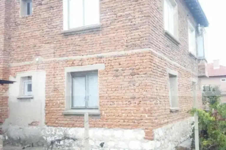 Двуетажна къща с 4 спални в с. Белозем, обл. Пловдив
