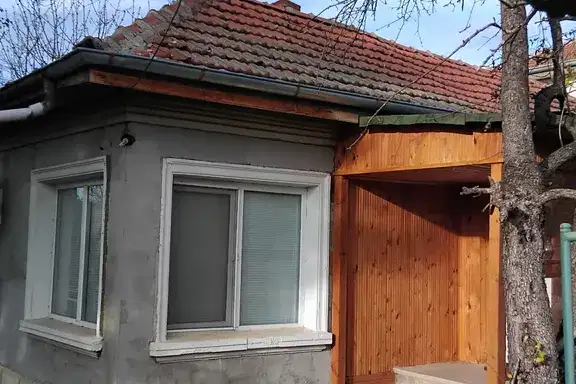 Къща с 3 стаи и лятна кухня в с. Николово, област Русе